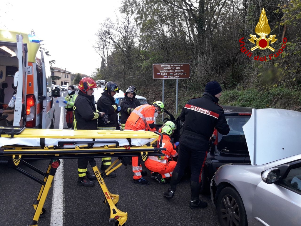 Immagine per Incidente a catena sul Vallone, 5 auto a Devetaki: due feriti in ospedale